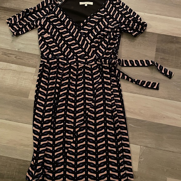 Mid-length wrap-style dress - Picture 2 of 2